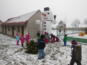 Hrajeme si se sněhem a pomáháme